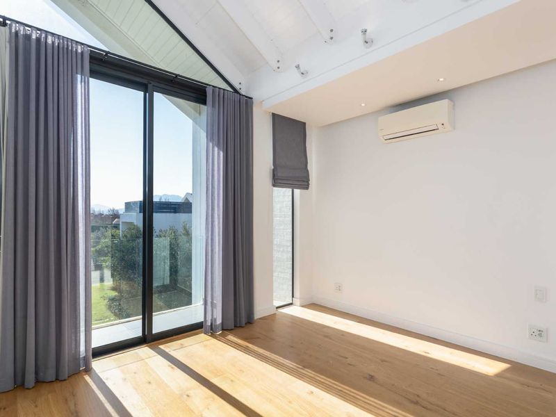 Luxurious Unfurnished Two-Bedroom Polo Village Apartment on Val de Vie Estate - Photo 10