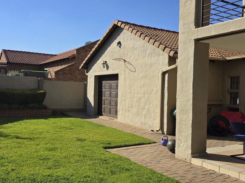 4 Bedroom House for Sale in Rooihuiskraal North - Photo 7