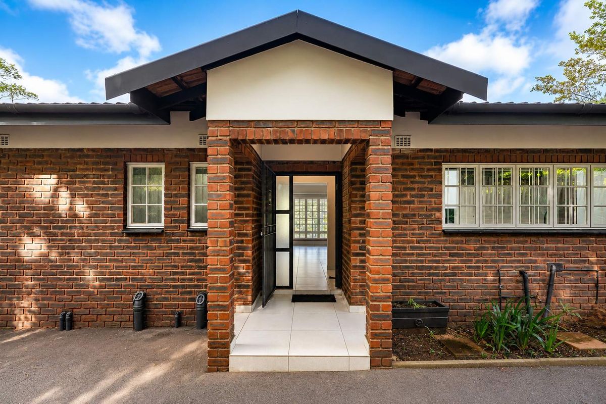 Spacious Face-Brick Family Unit with Modern Finishes, Scenic Views & Fantastic Entertainment Flow - Photo 4