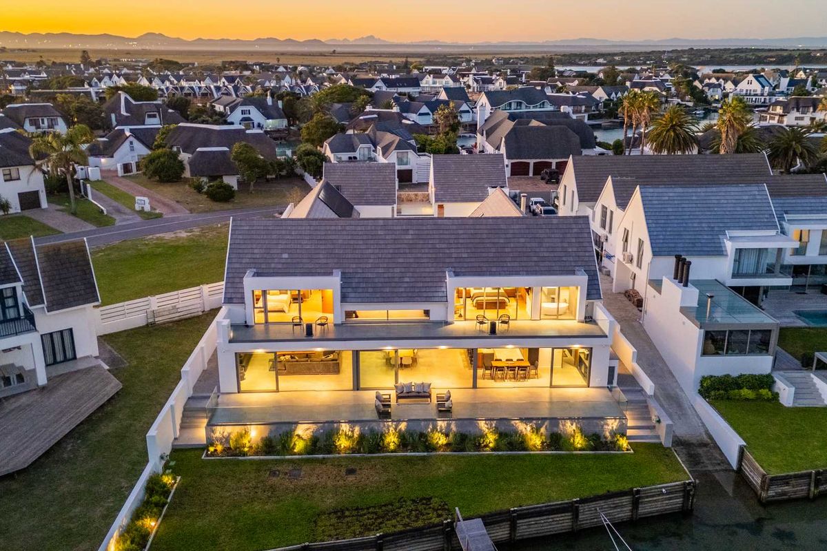 Off-Grid Luxury on the Canals – Includes Boat, Kayaks & More - Photo 3