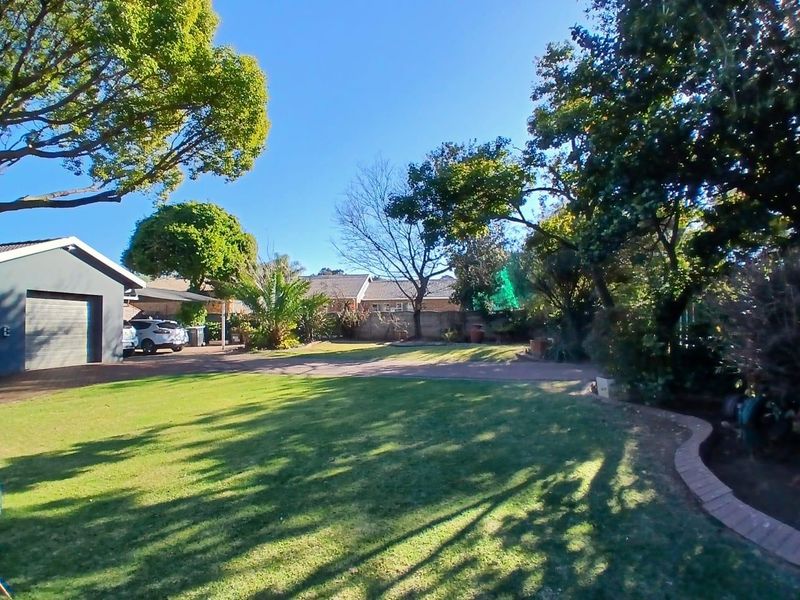 Endless Space to Live, Play and Grow. Sprawling Family home with an Unmatched Garden - Photo 2