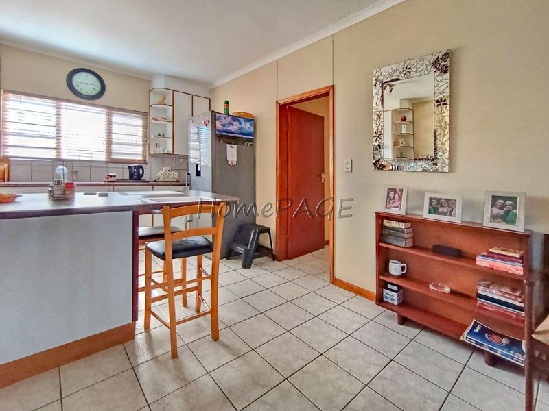 Hermes, Walvis Bay:  Neat 4 bedr home with 1 bedr flat is for sale - Photo 6