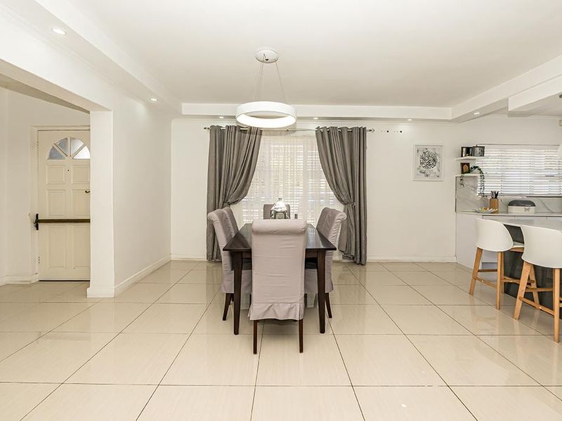 Dream Family Home with Spacious Interiors and Lush Garden - Photo 5