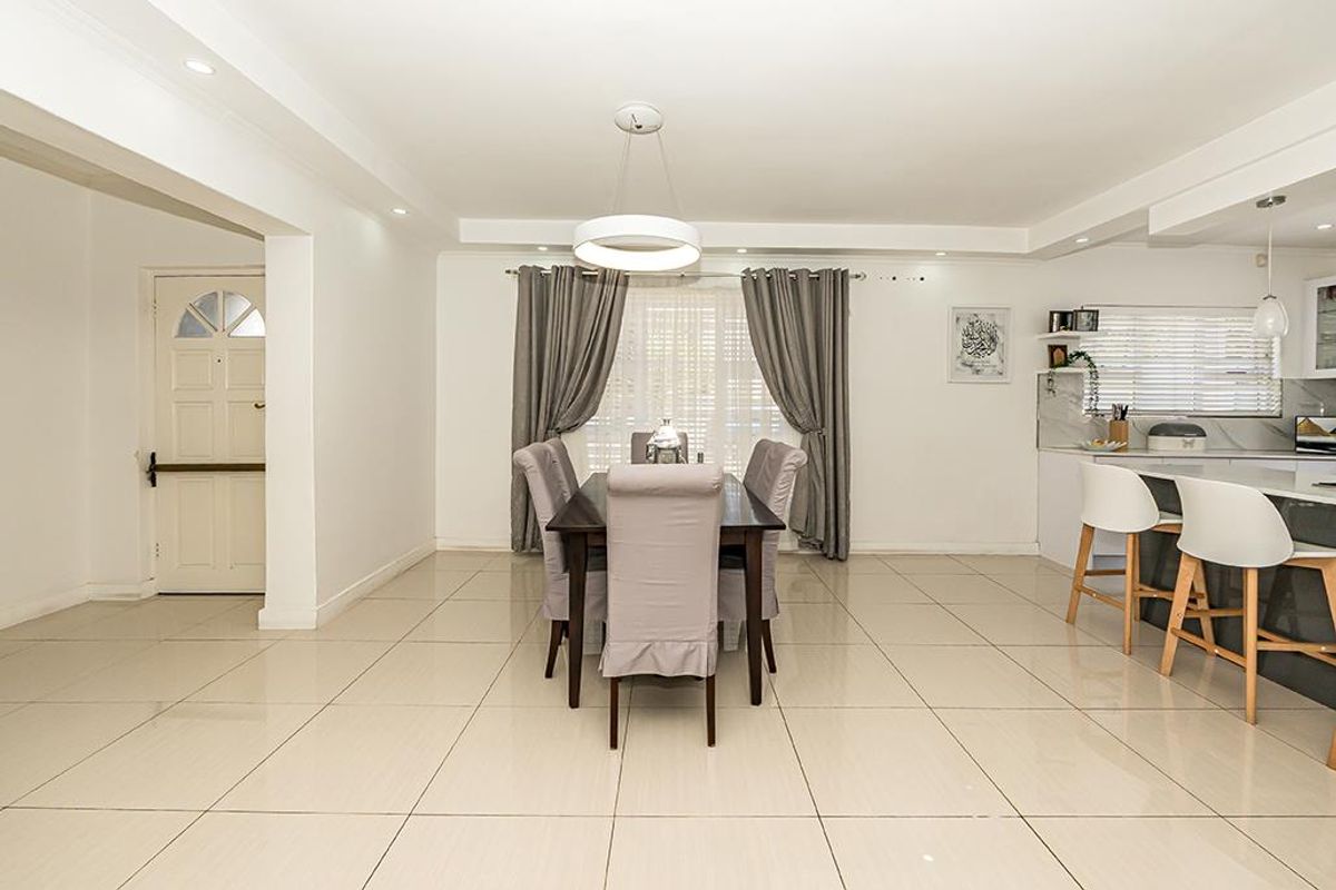 Dream Family Home with Spacious Interiors and Lush Garden - Photo 5