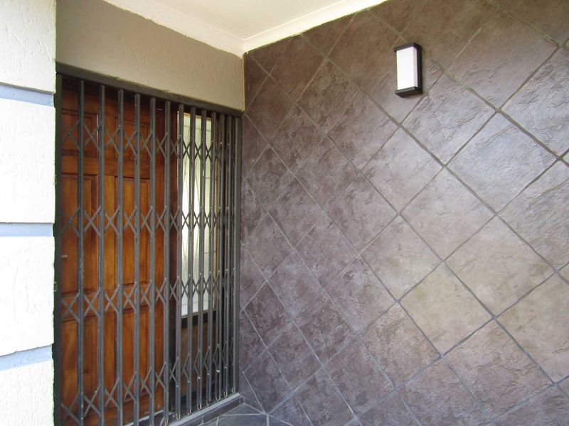 Newly renovated Home with Flat Let - Photo 5