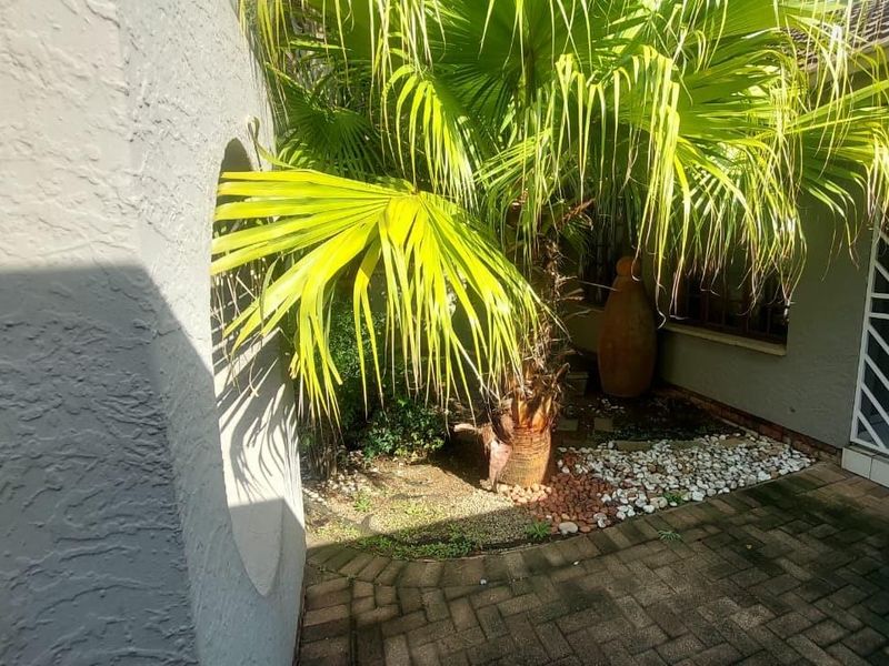 Family Haven: 6 Bedrooms with Pool & Security! - Photo 2