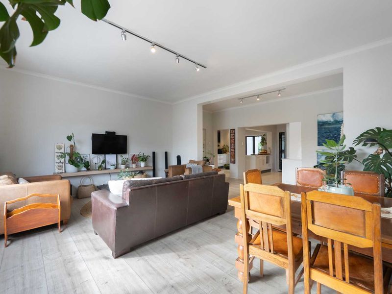 Secure Vredehoek Gem with Views, Garden & Separate Flatlet - Photo 7