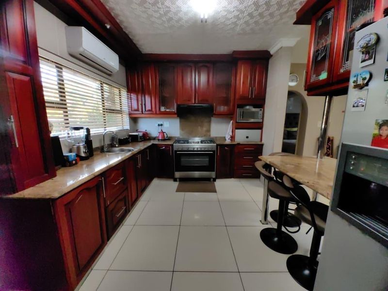 Grand Family Residence with Exceptional Entertainment Spaces in Veld En Vlei - Photo 9
