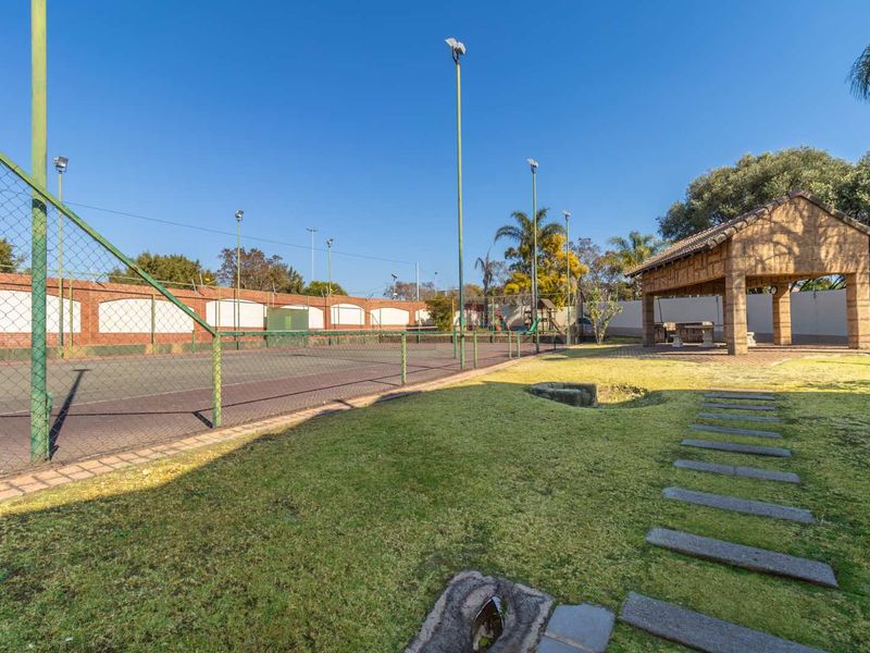 3 bedroom apartment in the leafy heart of Paulshof - Photo 4