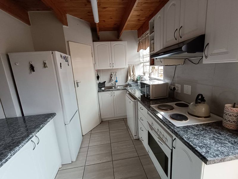 CLUBVIEW - 3 BEDROOMS - 2 FULL BATHROOMS - 2 LOCK-UP GARAGES - Photo 4