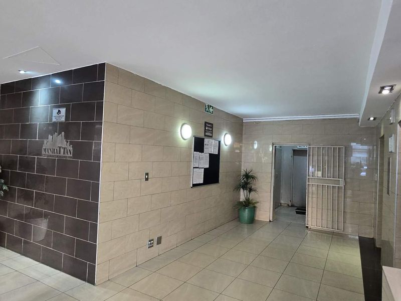 Compact and well-located unit in The Manhattan, Braamfontein - Photo 9