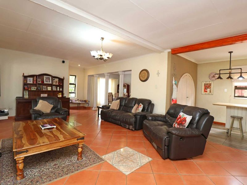 Beautiful Family Home,  Flatlet and Heated Pool - Photo 7