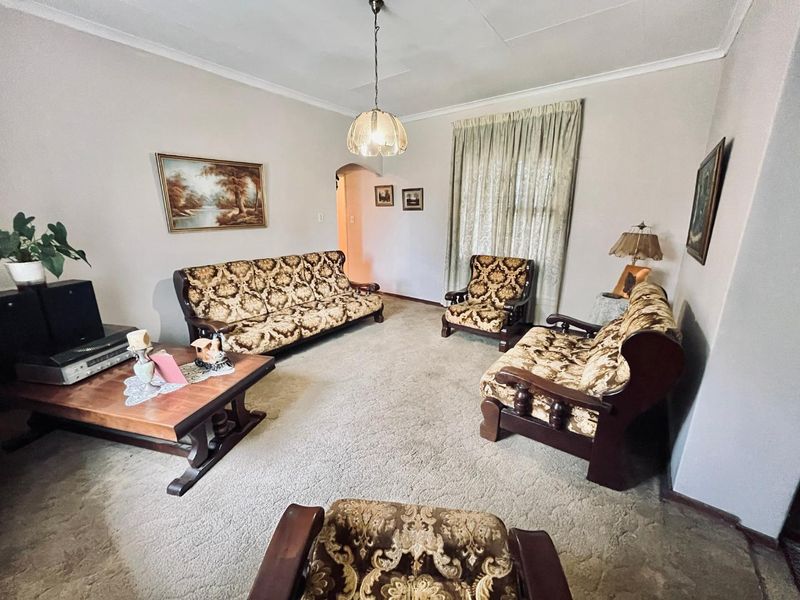 Sunward Park Oasis in The village : Spacious 4-Bed Home with Pool & Garden" - Photo 6