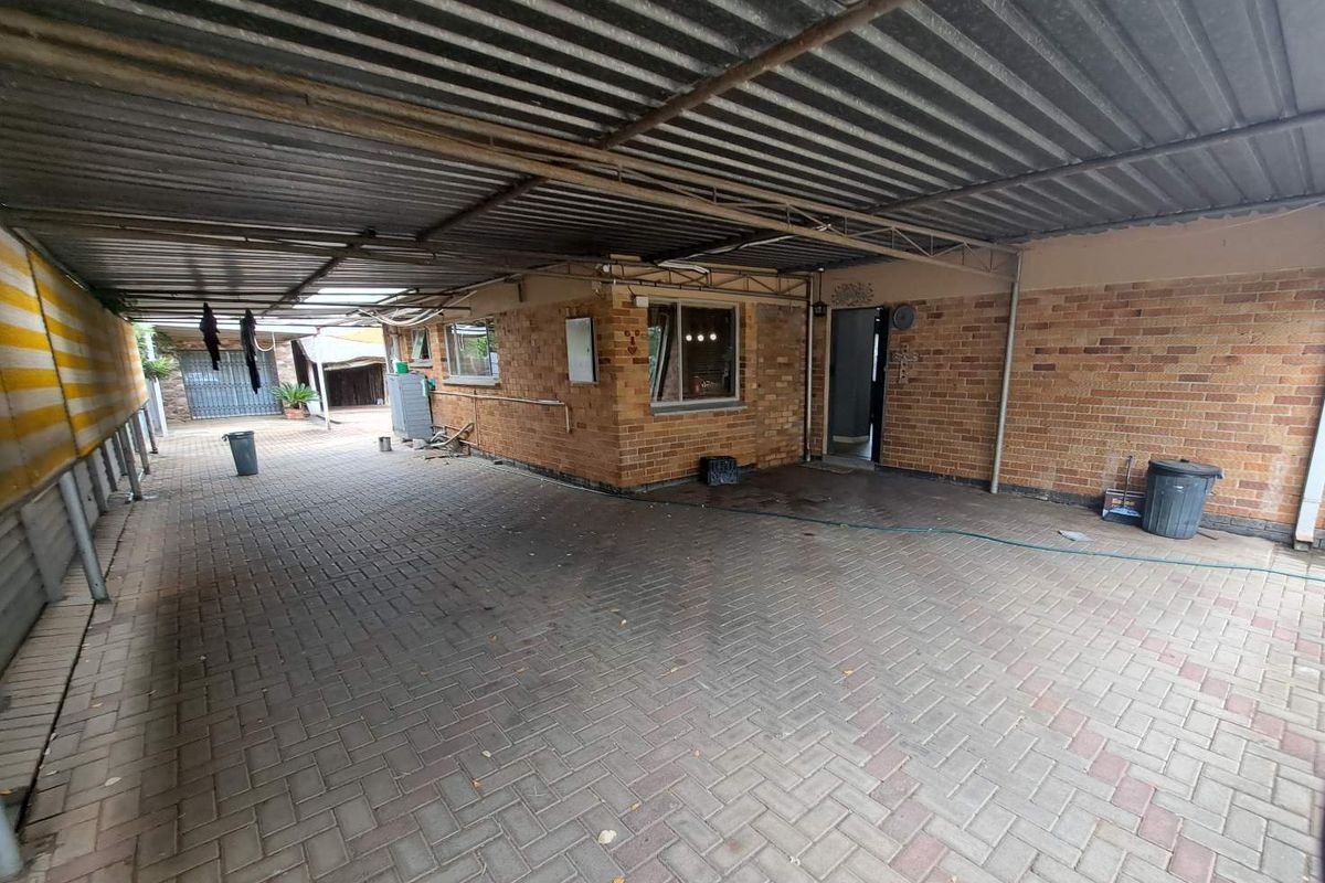 Perfect Family Home with Bonus Flatlet and Income Potential! - Photo 2