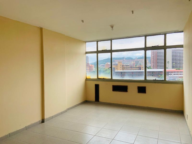 Spacious 2 Bedroom Apartment in Prime Location - Photo 2