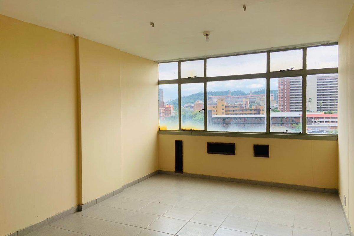 Spacious 2 Bedroom Apartment in Prime Location - Photo 2