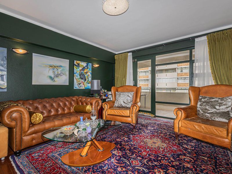 Spacious 4th floor corner apartment with prime location - Photo 4