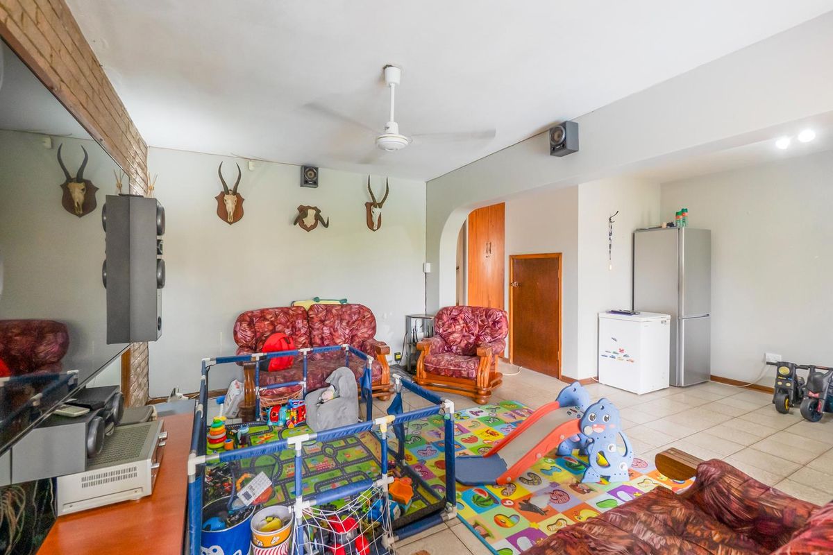 Pet friendly duplex - Photo 5