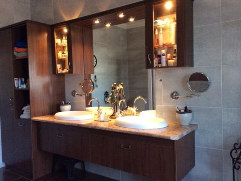 Luxurious Family Home with Pool, Flat & Triple Garage! - Photo 8