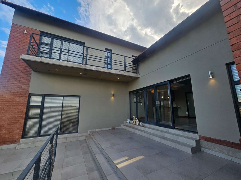 Luxury Meets Nature – Free-Standing 3 Bedroom Corner Home in Wild Olive - Photo 3