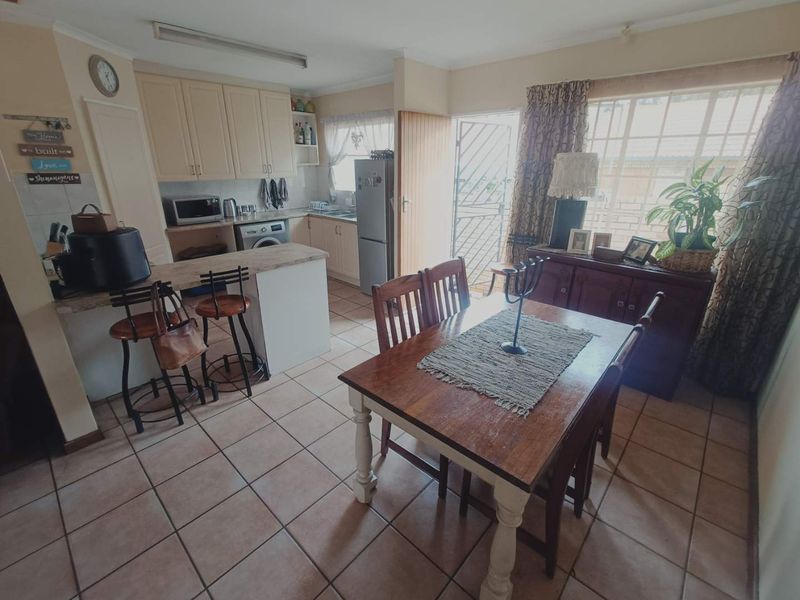 BEAUTIFUL TOWNHOUSE FOR SALE IN SECURE COMPLEX IN HENNOPSPARK!!!! - Photo 7