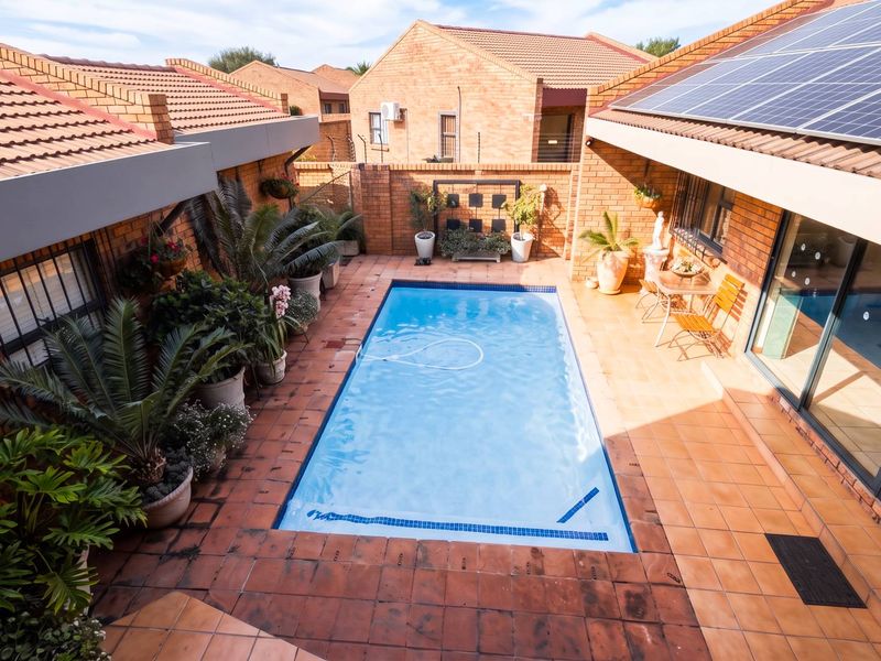Spacious Upmarket Family Home in Waterkloof Ridge. - Photo 2