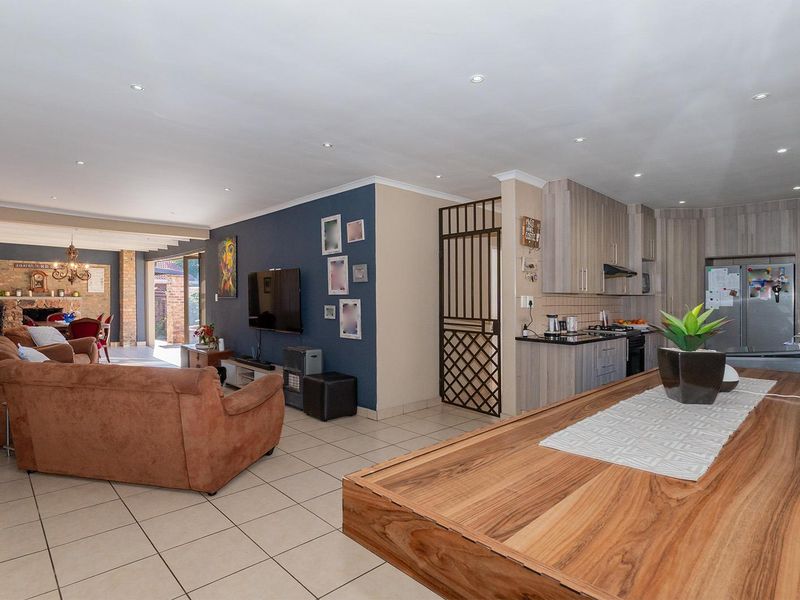 Stylish Family Living Meets Ultimate Entertainment – Modern 4-Bedroom Home in Glen Marais - Photo 9