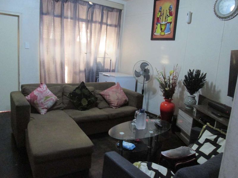 BEAUTIFUL BACHELOR WITH A BALCONY FOR SALE IN PRETORIA CENTRAL - Photo 10