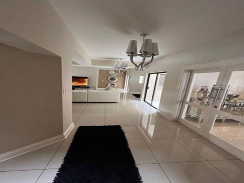 Large Semi-Double Storey Residential Dwelling - Photo 5