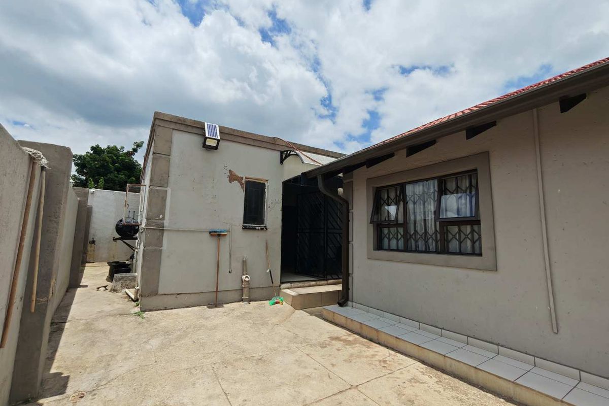 6 Bedroom   House for Sale in Cosmo City - Photo 3