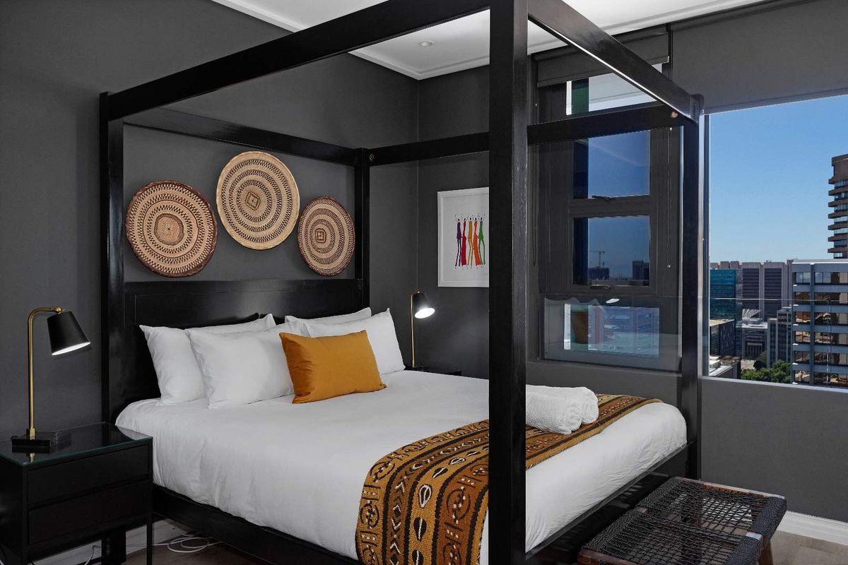 Airbnb money maker, high above the City lights of Cape Town! - Photo 3