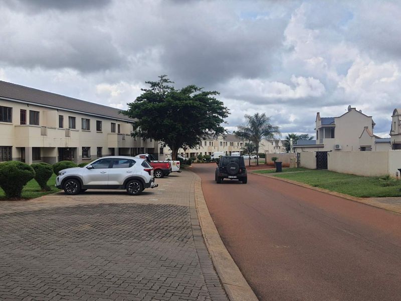 **Charming 3-Bedroom Apartment in Prestigious Golf Estate, North Pretoria** - Photo 5