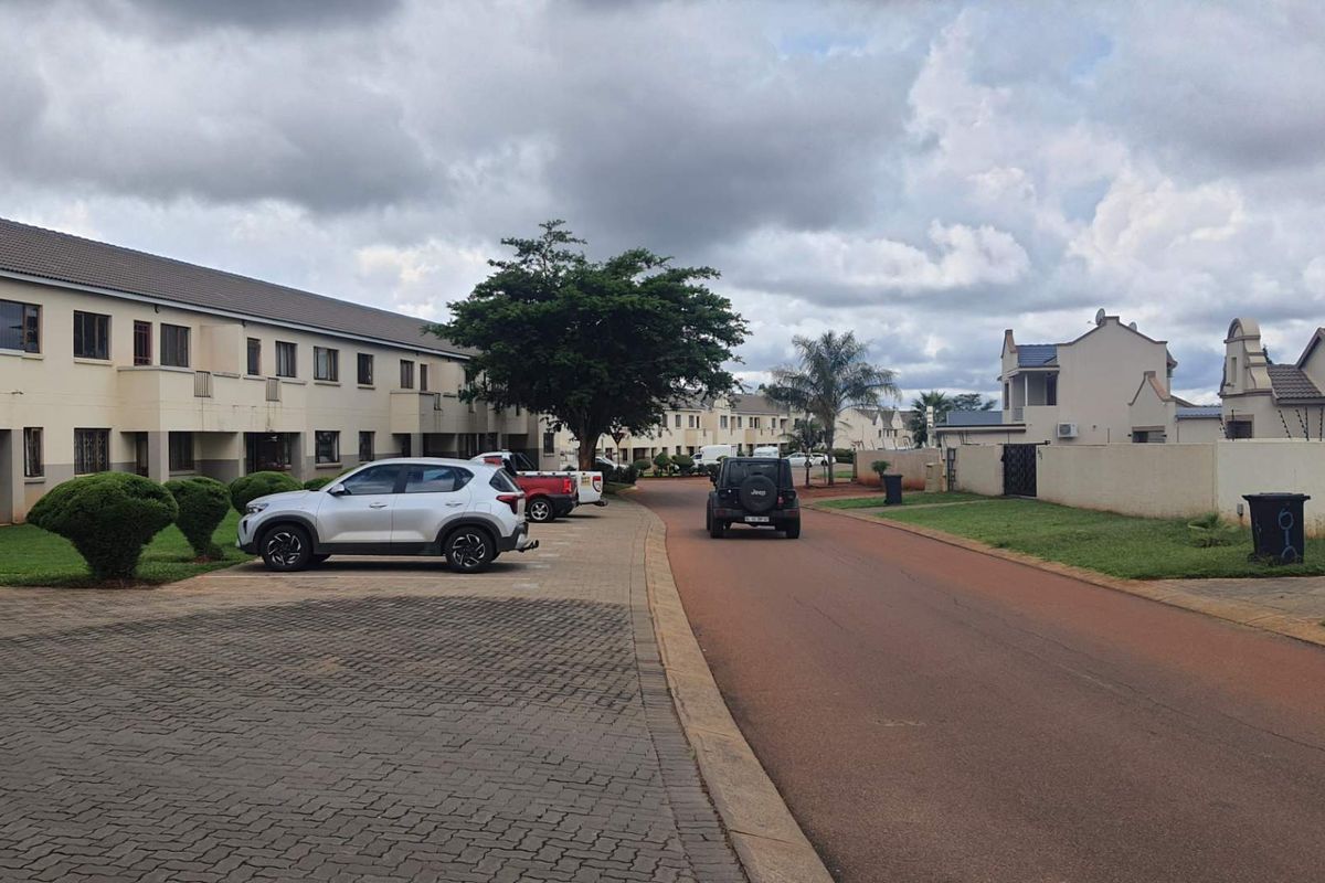 **Charming 3-Bedroom Apartment in Prestigious Golf Estate, North Pretoria** - Photo 5