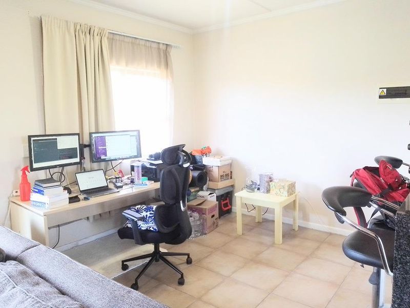 Stunning Sunninghill Duplex: Light-Filled & Priced to Sell! - Photo 3