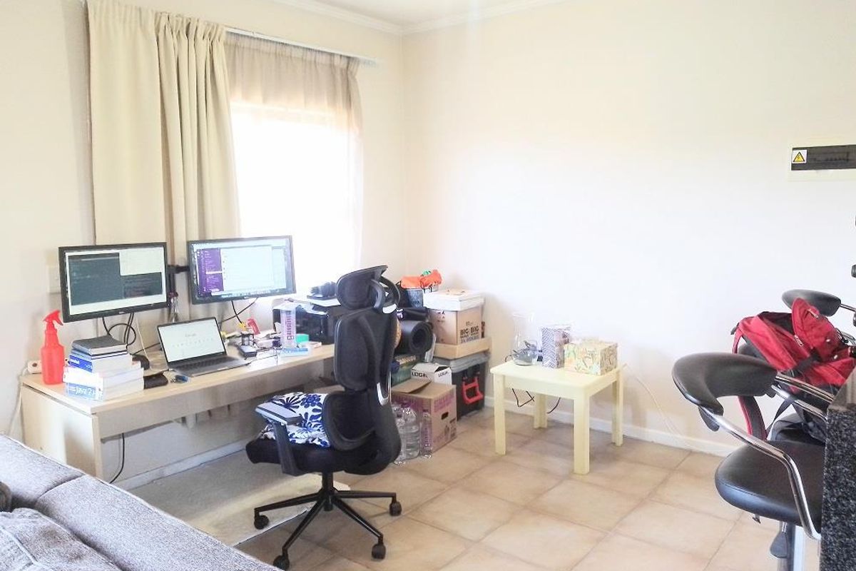 Stunning Sunninghill Duplex: Light-Filled & Priced to Sell! - Photo 3