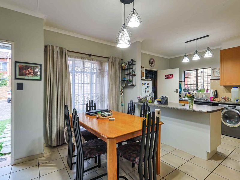 Charming & Modern 2-Bedroom Townhouse - Photo 8