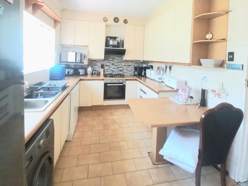 Well Maintained House - Photo 3