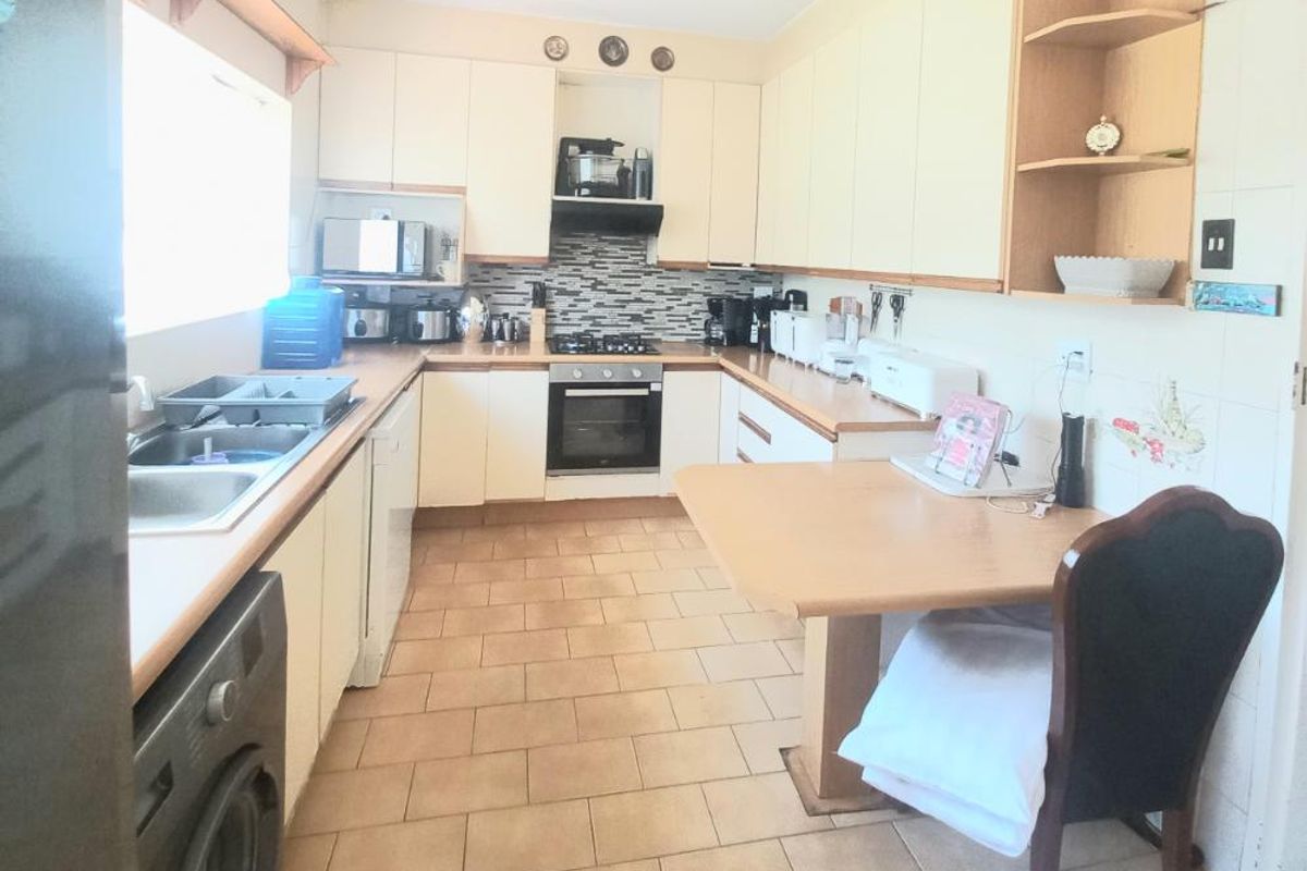 Well Maintained House - Photo 3