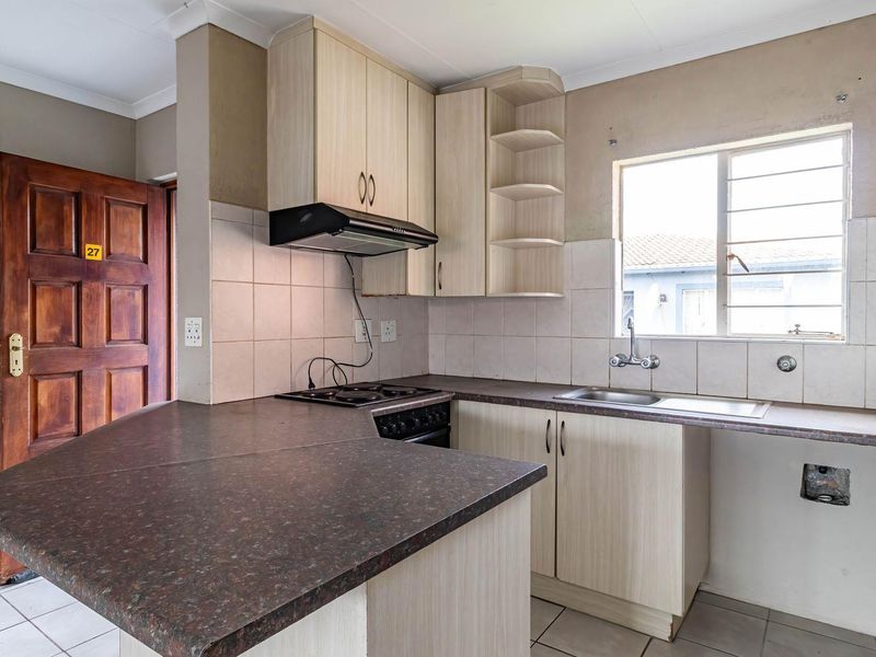 Perfect First time Buyer Home in a secure Complex - Photo 4