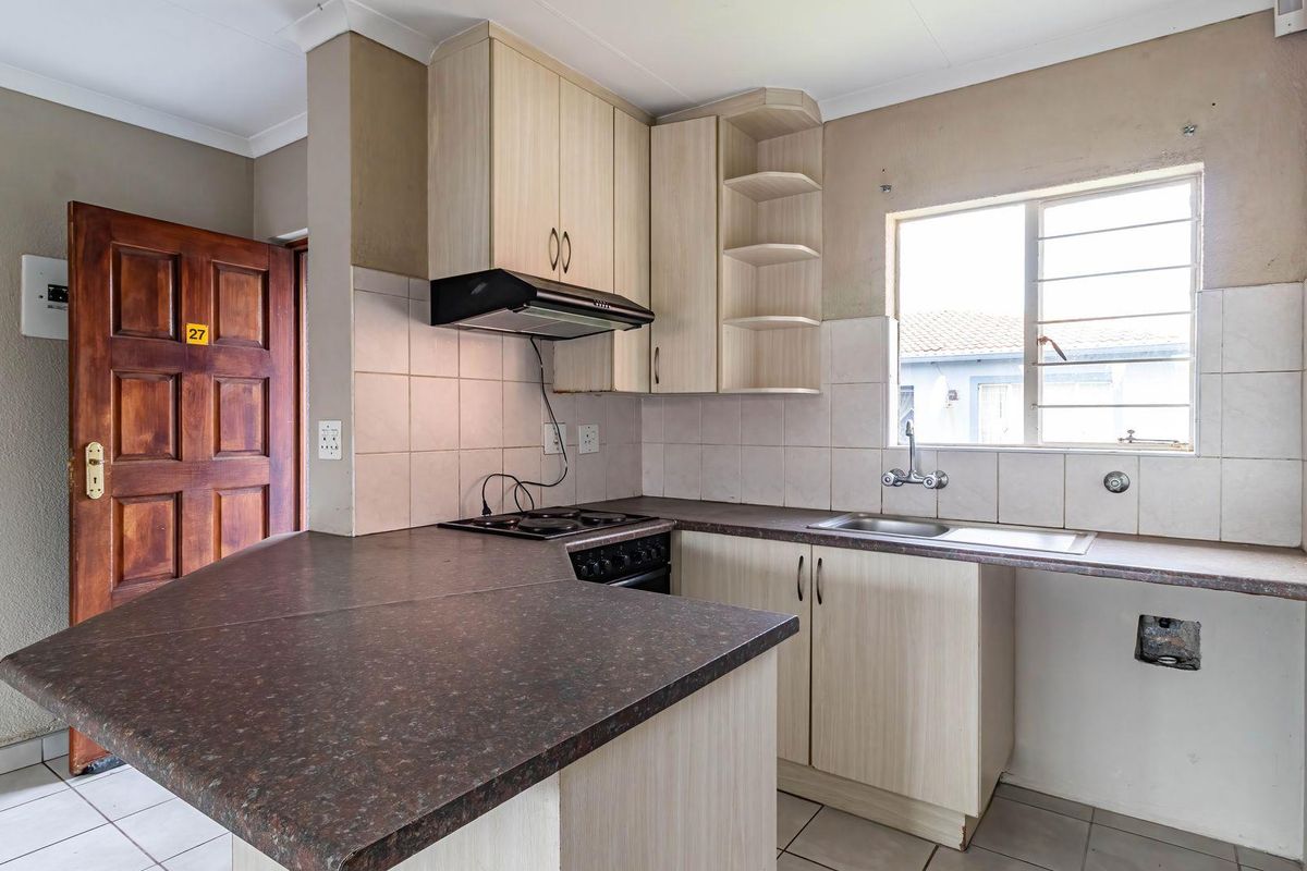 Perfect First time Buyer Home in a secure Complex - Photo 4