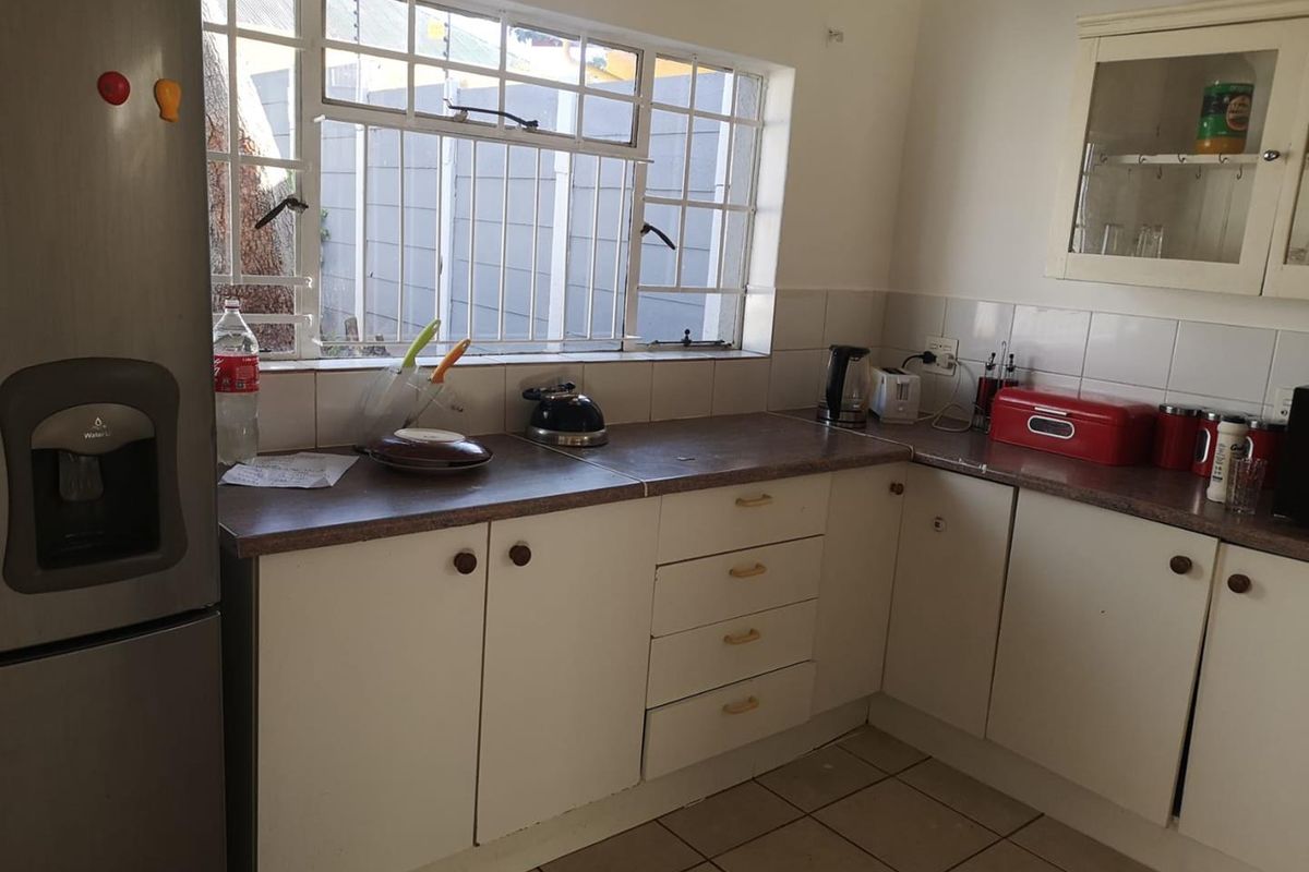 Spacious Family Home with Garden & Prime Location! - Photo 4