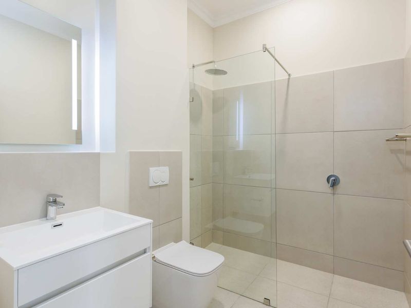 Elegant Two-Bedroom Luxury Suite with Simonsberg Views at Val de Vie Evergreen - Photo 8