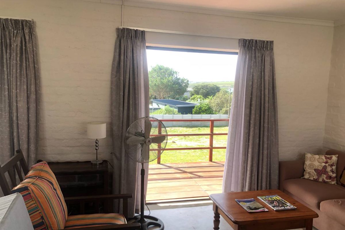 Charming Country-Style Retreat - Photo 5