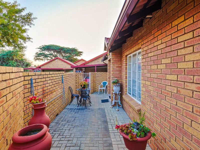 Charming 2-Bed Townhouse with Private Garden in Equestria - Photo 4
