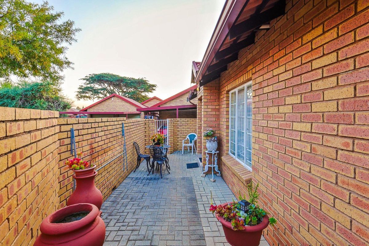 Charming 2-Bed Townhouse with Private Garden in Equestria - Photo 4