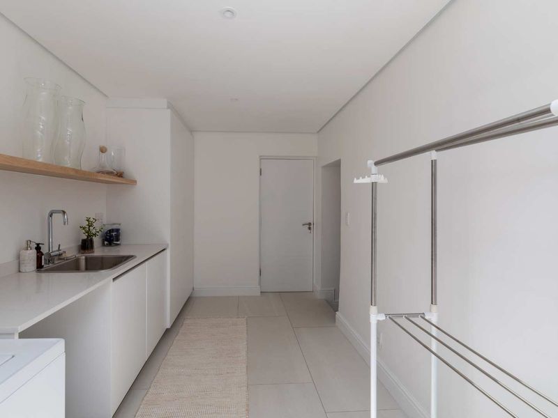 Luxury Coastal Living with Ocean & Mountain Views - Fully Furnished - Photo 9