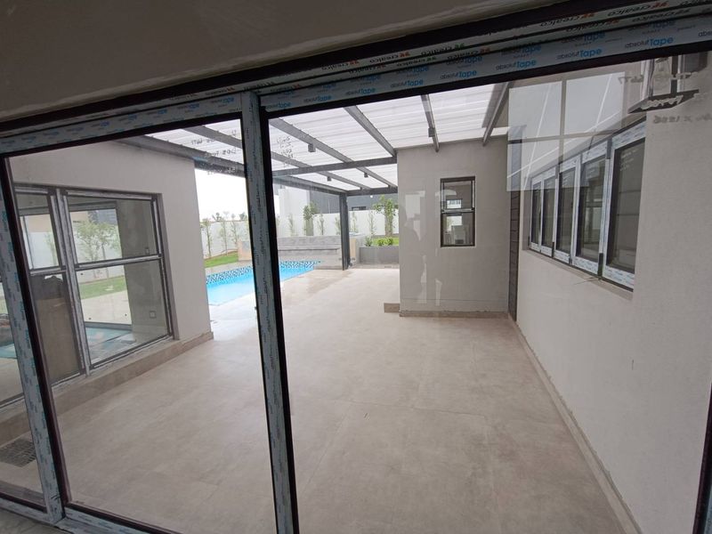 MIDSTREAM HEIGHTS - 5 BEDROOM HOUSE WITH 6 ENTERTAINING AREAS - Photo 5