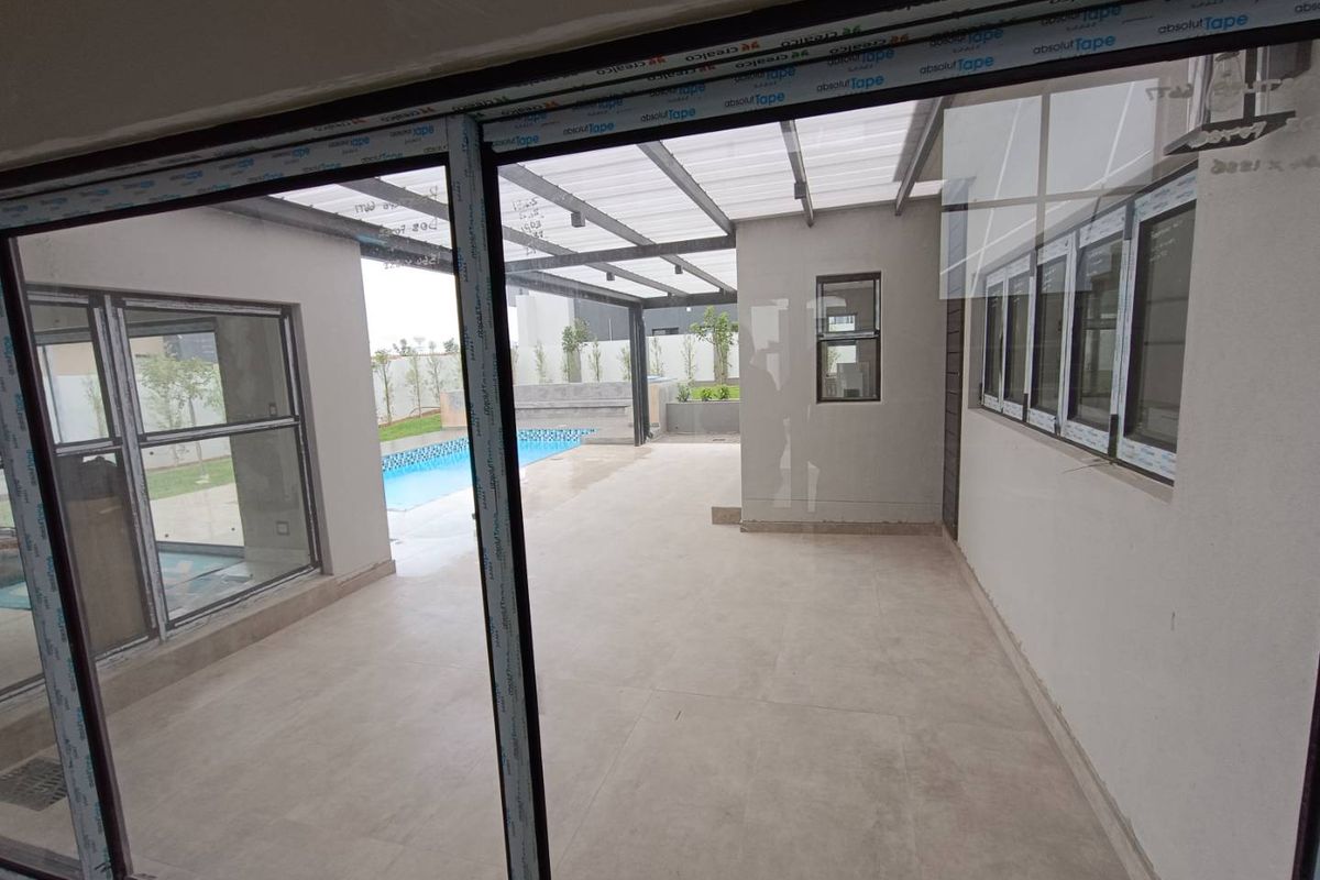 MIDSTREAM HEIGHTS - 5 BEDROOM HOUSE WITH 6 ENTERTAINING AREAS - Photo 5