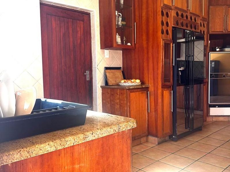 Spacious 3-Bedroom Family Home with Pool and Green Belt Views - Photo 2