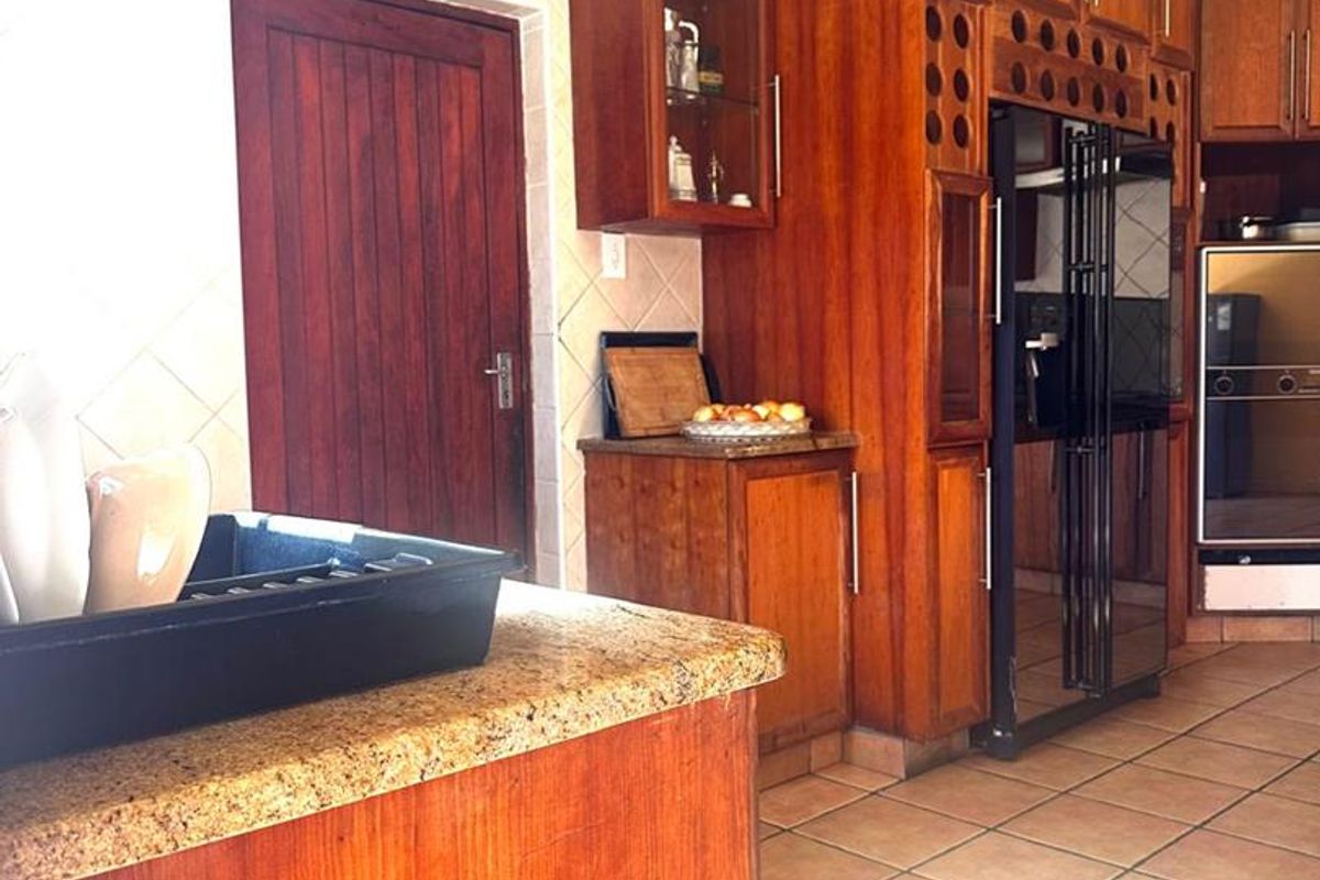 Spacious 3-Bedroom Family Home with Pool and Green Belt Views - Photo 2